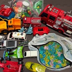 車やおもちゃ　たくさんの画像