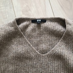 ユニクロ　UNIQLO Ｖネック　ニット　セーター　ブラウン　ベージュ　着回しの画像