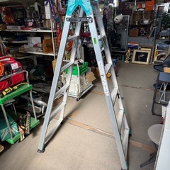 脚が伸びる脚立　段差で使用できます　170-210cmくらいの画像