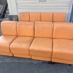 大型 レザー調ソファ椅子セット 14脚　オレンジ　分割式【引き取り限定】の画像
