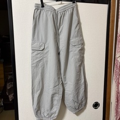 薄いグレーカーゴパンツ