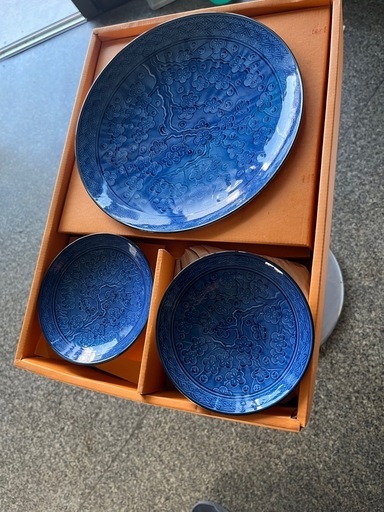 青い花柄の陶器皿7本セツト、大2本．小5本 (孔令科) 神戸の食器《和皿