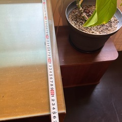 ガラステーブルマット付きの木製机の画像