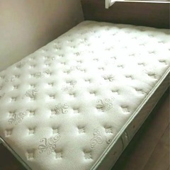 早いもの勝ちクイーンベッド 価格実質30万→4000で譲りますの画像