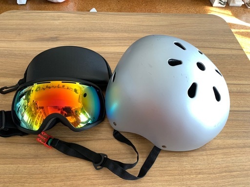 スノーボード、スキー用のヘルメットとゴーグル、バイザー (サン