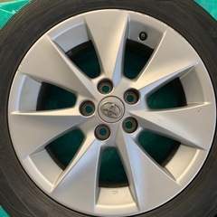 純正トヨタアルミホイール2本と廃棄されたダンロップウィンターマックススタッドレスタイヤ2本。の画像