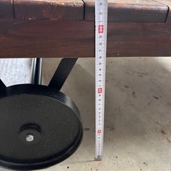 ヴィンテージ風　車輪付きコーヒーテーブルの画像