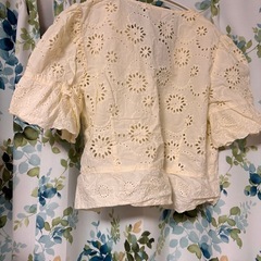 白のトップス、カーディガンの画像