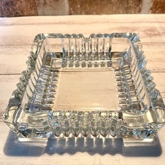 【美品】高級クリスタル灰皿（15cm正方形）デザイン入・重厚！本日・明日手渡し可の画像