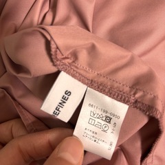 ピンクのトップスの画像