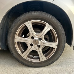 スタッドレスタイヤ付きホイールの画像