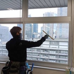 ガラス清掃のスタッフ大募集【女性でも出来ます】の画像