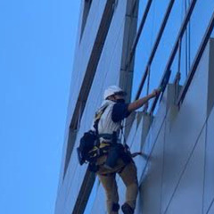 ガラス清掃のスタッフ大募集【女性でも出来ます】の画像