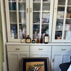 白の食器棚の画像