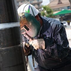 【未経験歓迎／新生活応援】防寒服支給！スマホ・車・家具家電付き！資格も取れて手に職／土日休み・面接1回の画像