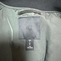H&M 光沢ブラックグリーン ベスト Mの画像