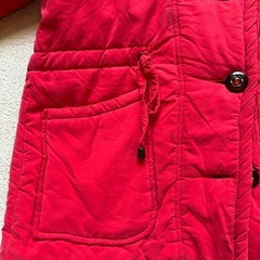 赤のダウンコートの画像