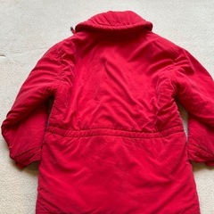 赤のダウンコートの画像