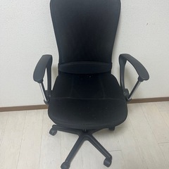 スタンディングデスクと椅子の画像