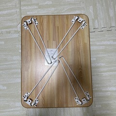 折りたたみテーブルの画像