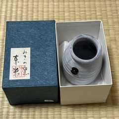 青白釉 陶器器 黒い飾り紐付き　みさの窯　来米　萩焼の画像