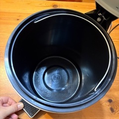 ゴミ箱　足で踏んで開きます　閉まる時はゆっくりですの画像