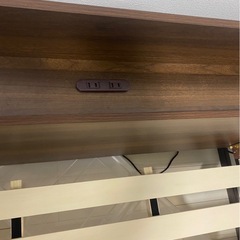 ニトリ　天然木棚とコンセント
付きすのこベッド ZUTH セミダブル ブラウン　 1年未満の使用✨の画像