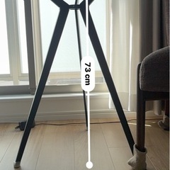 丸テーブルと椅子二脚の画像