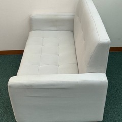 2人掛けソファ　ファブリック　クリーム色　脚付　家具　インテリアの画像