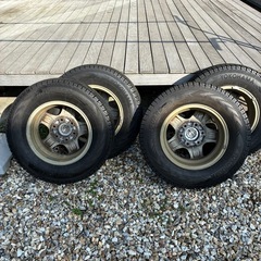 【195/80R15 107/105L LT】ニッサンキャラバン スタッドレスタイヤの画像