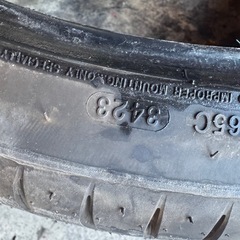 245/35/21 タイヤの画像