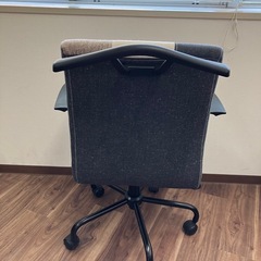 肘掛け付オフィスチェア4脚-bの画像