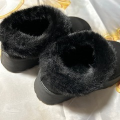 ブラックファー付きムートンブーツの画像