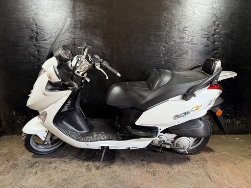 ★支払総額5.5万円★定休日なし！いつでも現車確認可能です！ キムコ グランドディンク125DX 白 外観良好！ 社外ハンドル！ ロングスクリーン！ 車格大きい125ccリアキャリア付き！