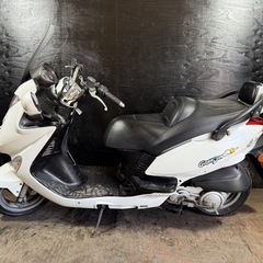 ★支払総額5.5万円★定休日なし！いつでも現車確認可能です！ キムコ グランドディンク125DX 白 外観良好！ 社外ハンドル！ ロングスクリーン！ 車格大きい125ccリアキャリア付き！の画像