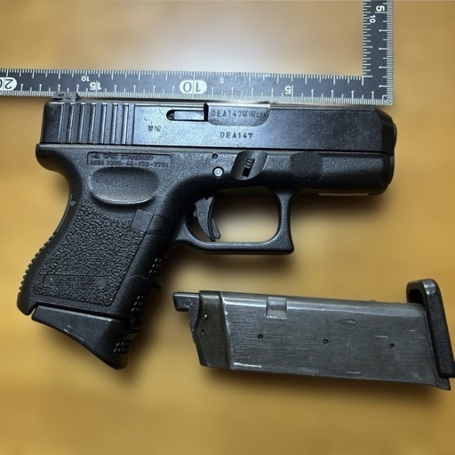 BB、ガス付。ＫＳＣ-Ｇ26グローバックＫＳＣマガジン２個付、エア漏れアリ