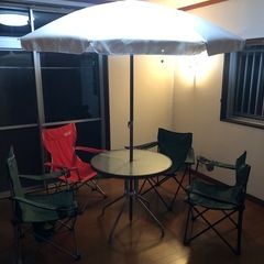 アウトドアテーブル、アウトドアチェア、パラソルセットの画像