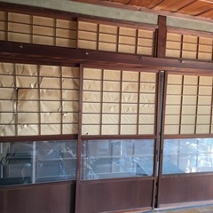 古い家の昔のガラス戸、ガラス窓の画像