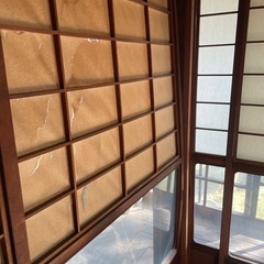 古い家の昔のガラス戸、ガラス窓の画像