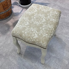 猫足オットマンの画像