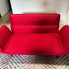 カウチ（二人用ソファ）とラグマットの画像