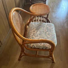テーブル付き　籐の椅子の画像