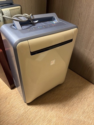 SHARP 冷風、衣類乾燥除湿機 (くまくま) 上野幌の季節、空調家電《除湿