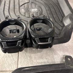 カー用品(座席足元のカバーとドリンクホルダー)の画像