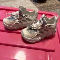 白　シューズ　女の子　18cm？の画像