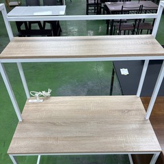 パソコンデスク 木目調 白 ホワイト 棚付き コンセント付きの画像