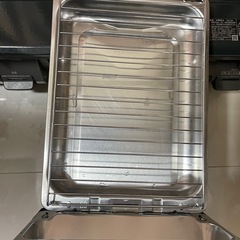 黒い2バーナーガスコンロ・オーブン付きの画像