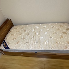 シングルベッド　マットレス　ライト、コンセント付きの画像
