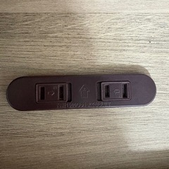 ダブルサイズの木製ヘッドボード付きベッドフレーム、2口×2箇所の電源コンセント、引き出し2コ付き。の画像