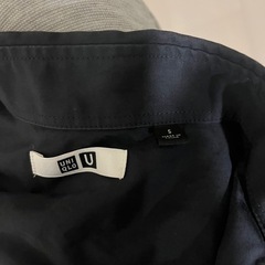 UNIQLOメンズシャツSの画像